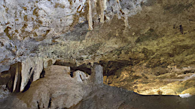 Eine Höhle.