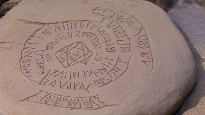 Ein Stein mit Runen.