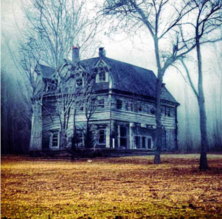 Ein gespenstisches Haus im Wald.