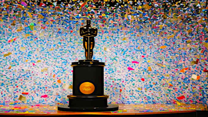 Oscar-Statue auf Podest.