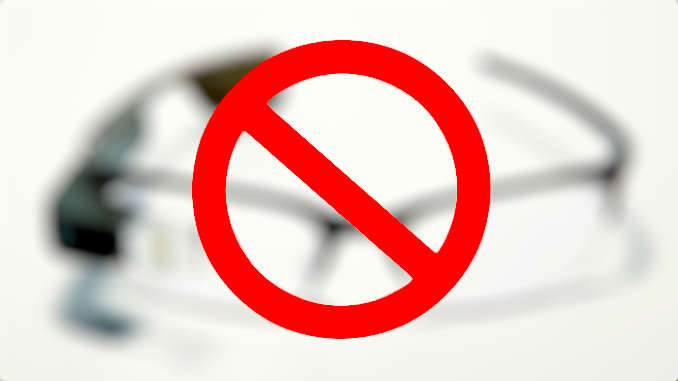 Ein Verbotsschild und dahinter eine Augmented Reality Brille