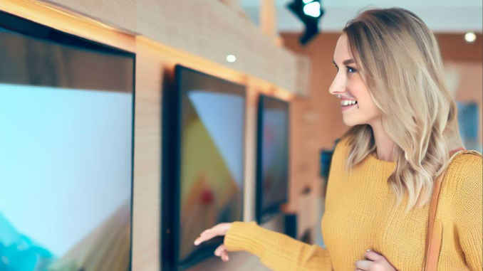 Frau vor einem Fernsehgerät.