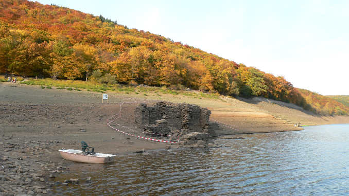Reste eines Gebäudes in Berich am Edersee.