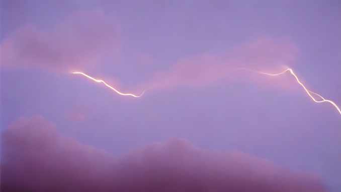 Eine Wolke mit einem Blitz.