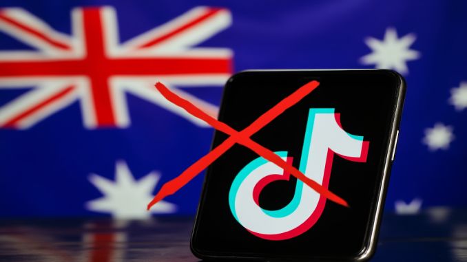Australien Flagge und ein durchgestrichenes Tik Tok Symbol.