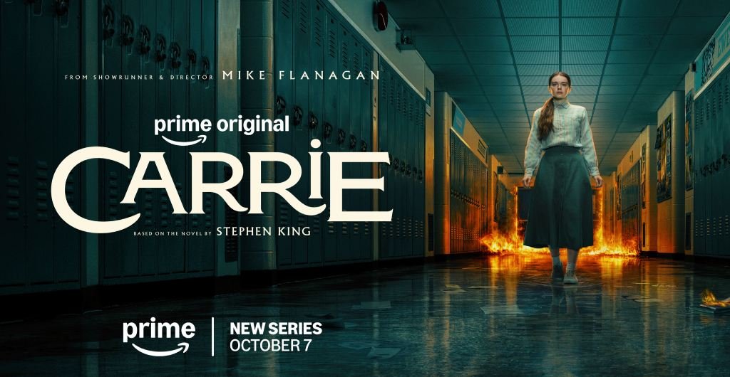 Key Art der Serie Carrie: Summer H. Howell als Carrie White in einem Schulflur, im Hintergrund Flammen.