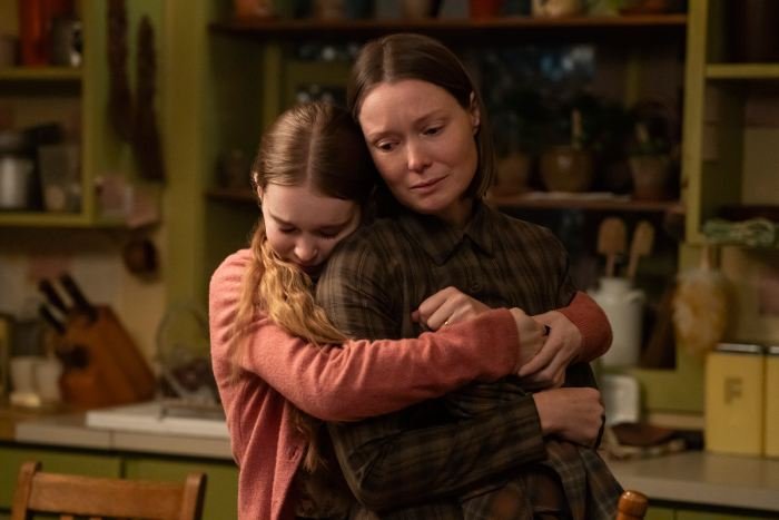 Summer H. Howell als Carrie White umarmt Samantha Sloyan als Margaret White in der Serie Carrie.