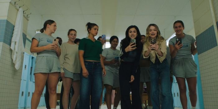 Szene aus der Serie Carrie: Eine Gruppe von Schülerinnen und Schülern macht sich über Carrie lustig, die selbst nicht im Bild ist